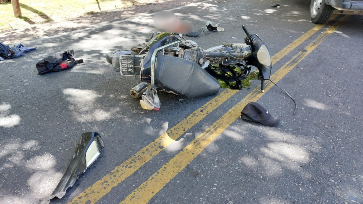 El accidente vial ocurrió cuando el motociclista, por razones que se desconocen, perdió el dominio del vehículo y colisionó contra un árbol. El accidente vial ocurrió cuando el motociclista, por razones que se desconocen, perdió el dominio del vehículo y colisionó contra un árbol.