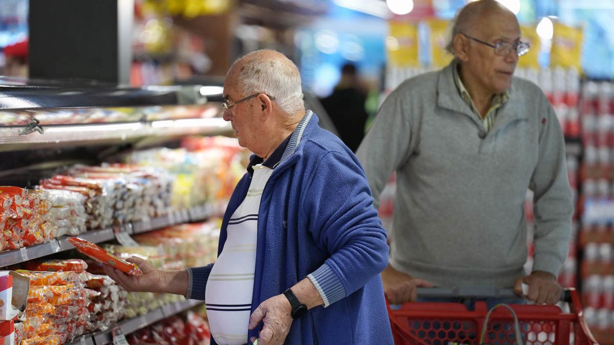 Buscando precios en el supermercado.