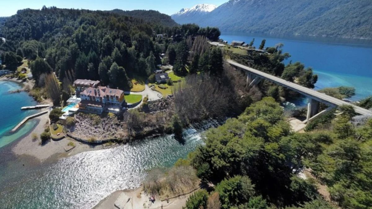 El puente del Río Correntoso, en Villa La Angostura, es uno de los atractivos más lindos de la Patagonia El puente del Río Correntoso, en Villa La Angostura, es uno de los atractivos más lindos de la Patagonia