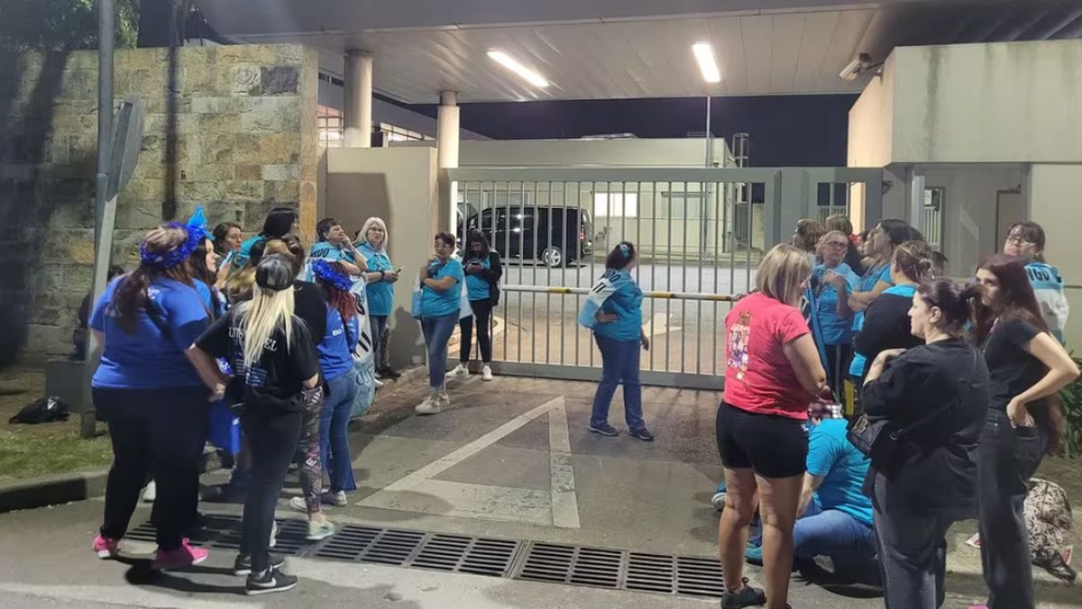 Un grupo de fanáticas permaneció en el portón de salida del aeropuerto de Ezeiza a la espera de Luis Miguel Un grupo de fanáticas permaneció en el portón de salida del aeropuerto de Ezeiza a la espera de Luis Miguel