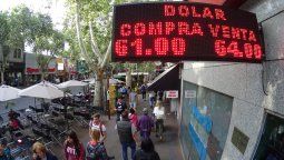 El dólar sólo subió 5 centavos pero se disparó el blue y superó los $67