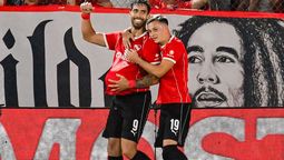 Gabriel Ávalos marcó uno de los goles de Independiente ante Lanús. Es felicitado por Matías Abaldo.