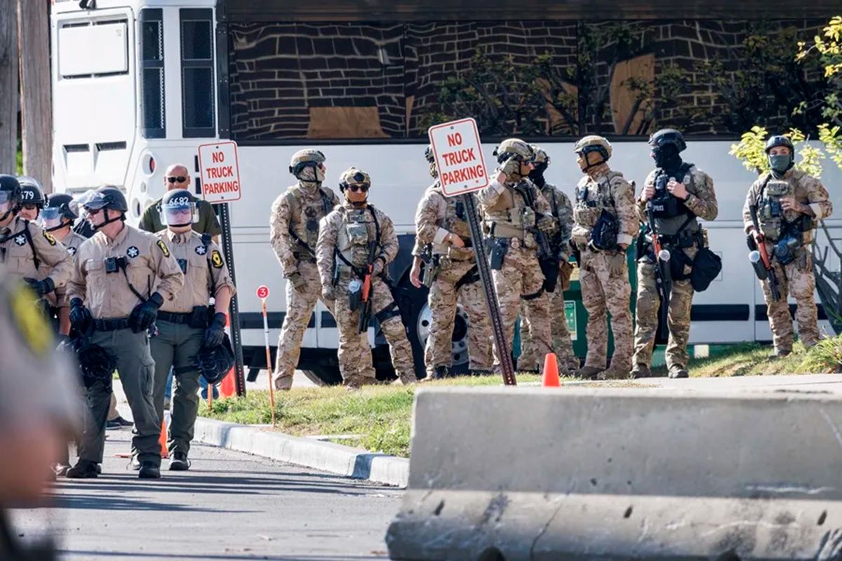 Agentes de la Policía Estatal de Illinois (izquierda) y agentes del ICE (derecha) vigilan la entrada del centro de detención del ICE en Broadview, Illinois en Chicago, Estados Unidos (Archivo). Crédito: EFE/EPA/CRISTOBAL HERRERA-ULASHKEVICH.