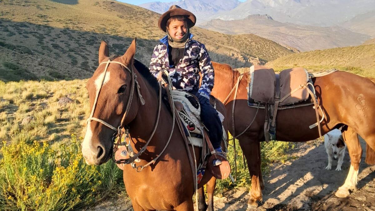 Ihan cumplió 9 años pero su experiencia en el campo es casi la de un adulto. Ihan cumplió 9 años pero su experiencia en el campo es casi la de un adulto.