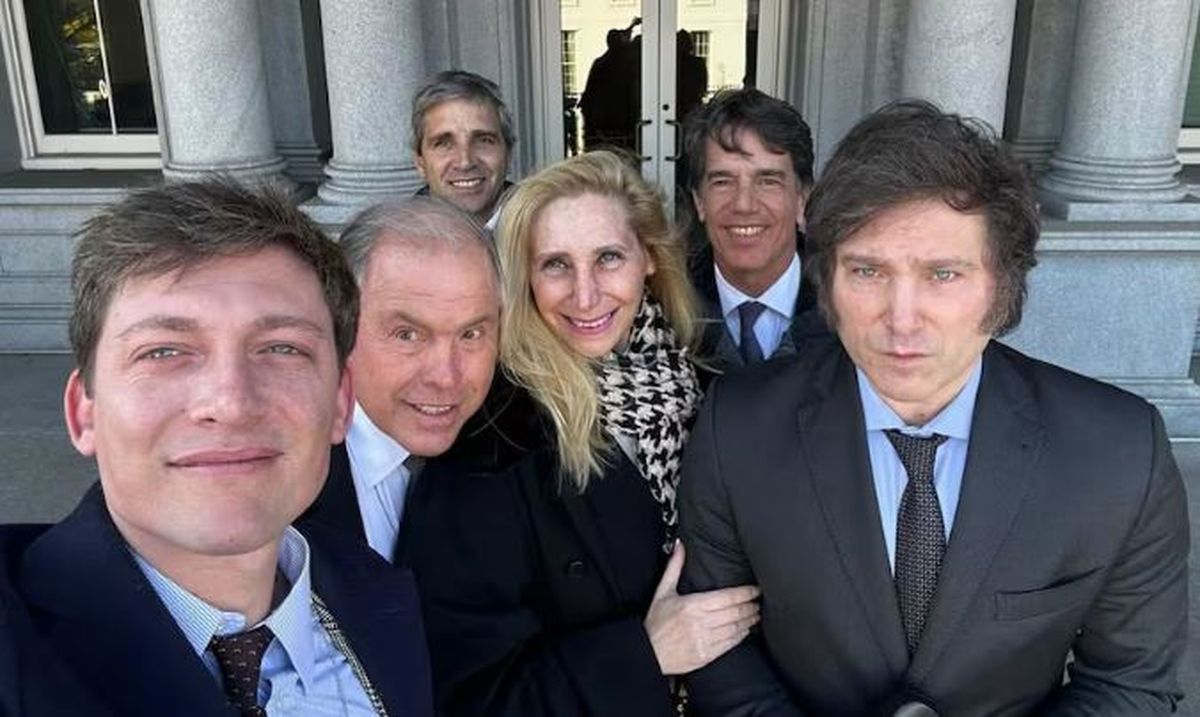 Javier Milei y su mesa chica. Javier Milei y su mesa chica.