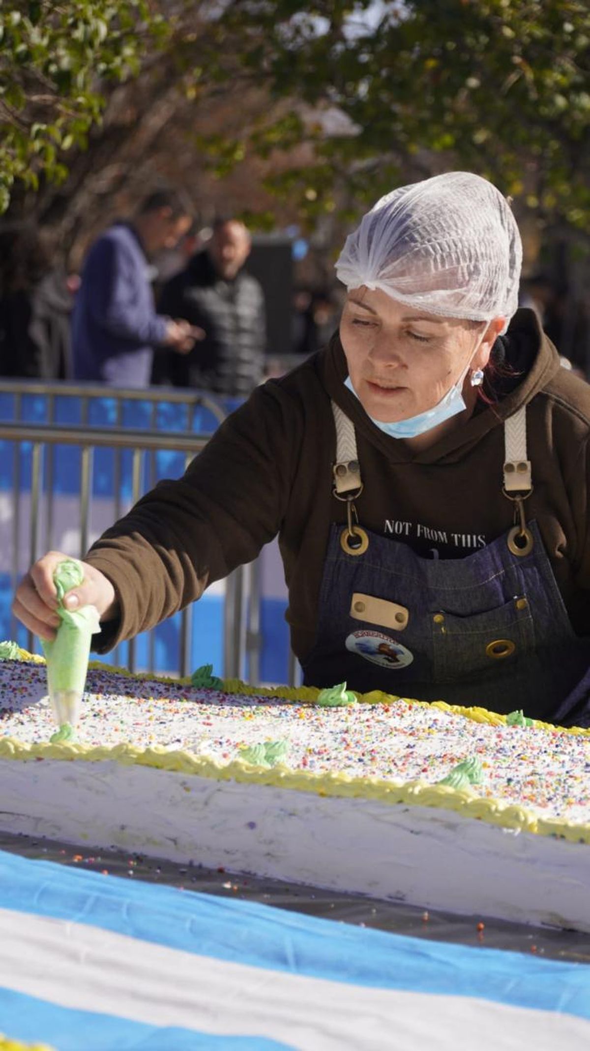 Gabriela Carmona el día de la elaboración de la torta de cuatro toneladas que el Comedor Los Horneritos entregó para el Día del Niño. Gabriela Carmona el día de la elaboración de la torta de cuatro toneladas que el Comedor Los Horneritos entregó para el Día del Niño.