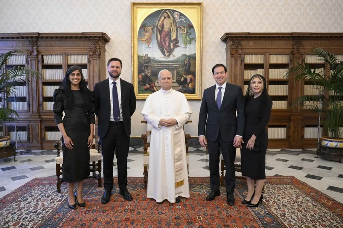 El papa León XIV, con el vicepresidente de Estados Unidos, JD Vance, y el secretario de Estado, Marco Rubio y sus respectivas esposas, este lunes en El Vaticano. Crédito: EFE/ Simone Risoluti / Dicasterio para la Comunicación del Vaticano. El papa León XIV, con el vicepresidente de Estados Unidos, JD Vance, y el secretario de Estado, Marco Rubio y sus respectivas esposas, este lunes en El Vaticano. Crédito: EFE/ Simone Risoluti / Dicasterio para la Comunicación del Vaticano.