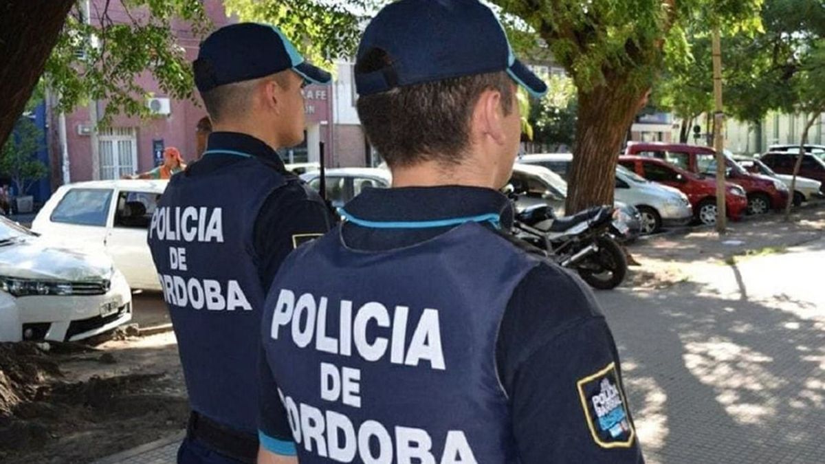 Efectivos policiales forzaron la cerradura e ingresaron a la vivienda, donde encontraron bebidas alcohólicas sobre la mesa.
