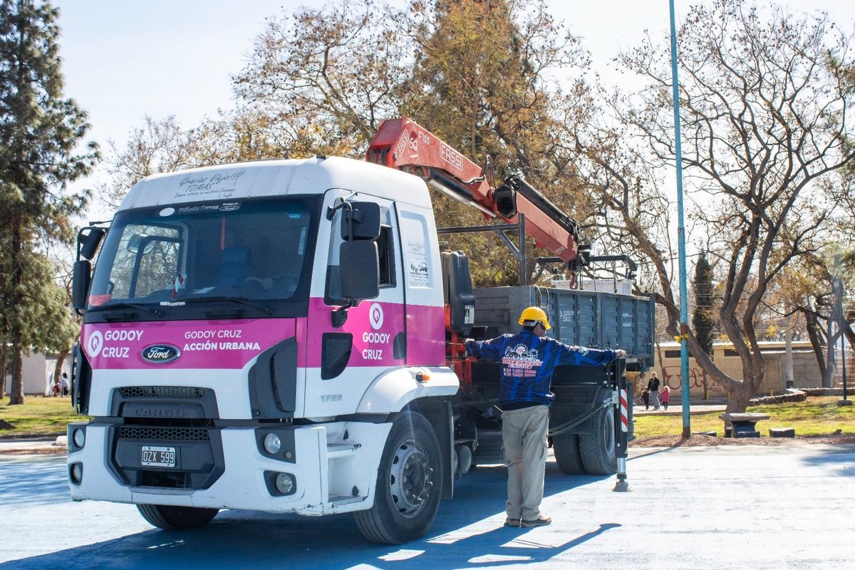 El Municipio avanza con la instalación de sensores en las luminarias de plazas y espacios verdes. El Municipio avanza con la instalación de sensores en las luminarias de plazas y espacios verdes.