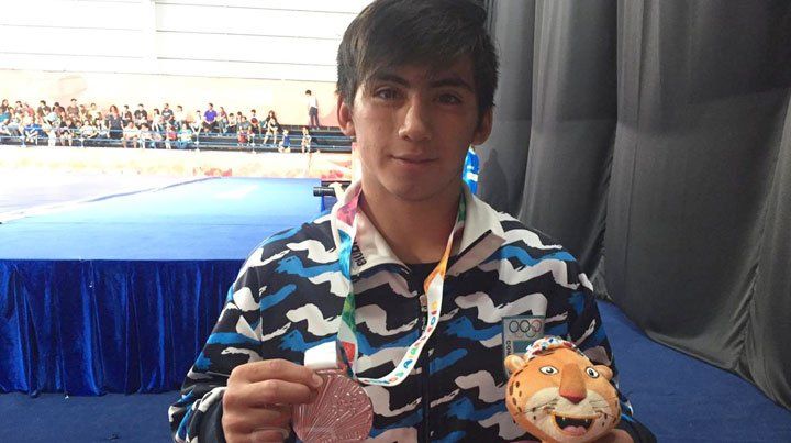 David Almendra ganó la medalla plateada en lucha