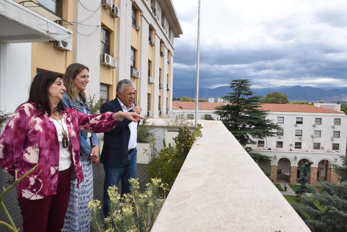 La directora del Emetur, Gabriela Testa; la representante de Arajet, Mercedes Martínez  y el gobernador Alfredo Cornejo.