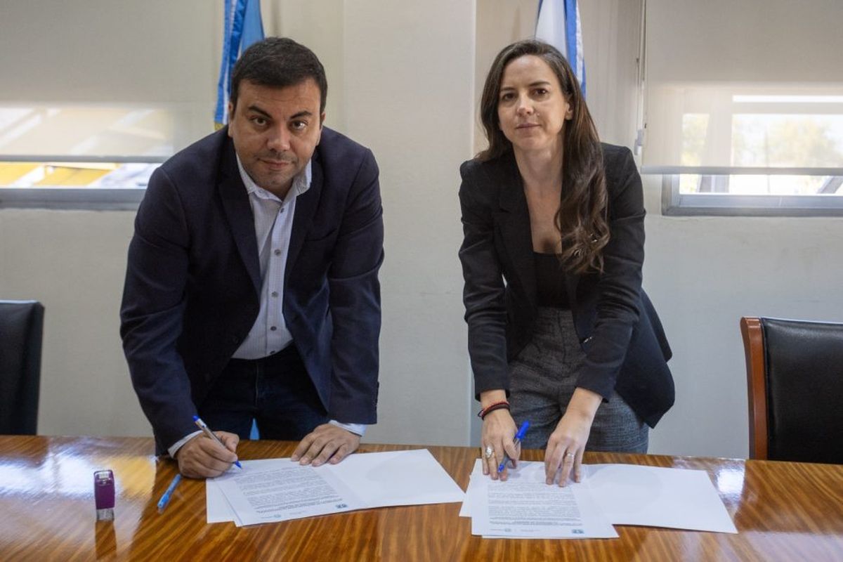 El intendente de Las Heras, Francisco Lo Presti, y la ministra de Seguridad, Mercedes Rus, en la firma del convenio.