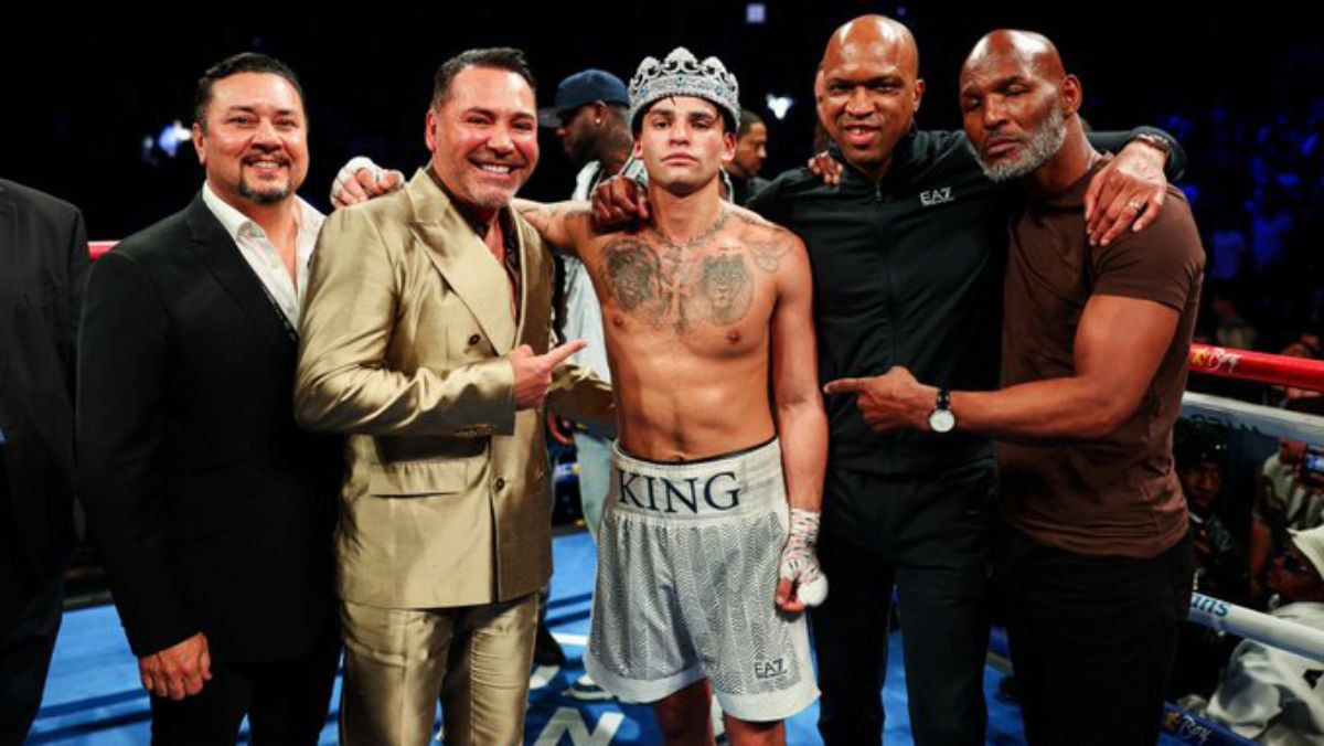 Ryan García The King, posa tras el triunfo en New York, junto a su equipo y al promotor Oscar de la Hoya, de Golden Boy. Ryan García The King, posa tras el triunfo en New York, junto a su equipo y al promotor Oscar de la Hoya, de Golden Boy. 