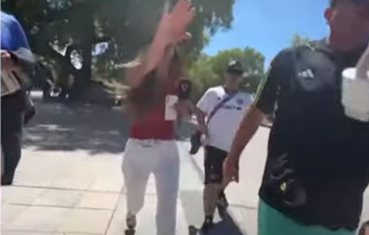 La periodista Marisol Benegas tratando de protegerse de los desmanes y la violencia de los hinchas de La periodista Marisol Benegas tratando de protegerse de los desmanes y la violencia de los hinchas de