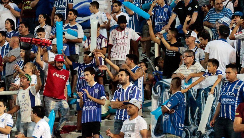 Hinchas del Tomba se quejaron por el particular saludo de la Liga Profesional