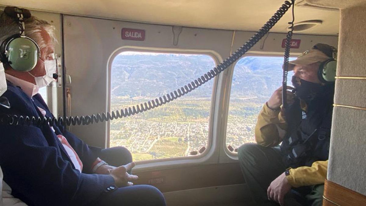 El Presidnete sobrevoló en helicóptero las zonas afectadas por los incendios.
