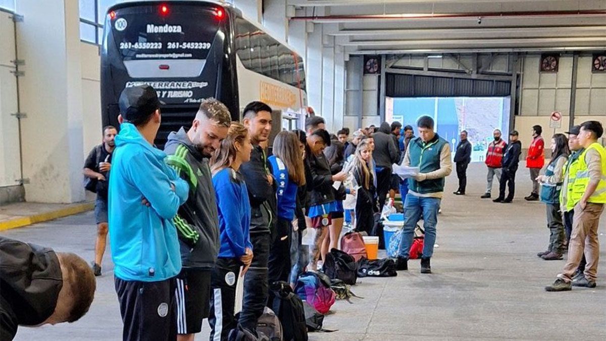Hinchas de Godoy Cruz fueron retenidos en la aduana chilena.