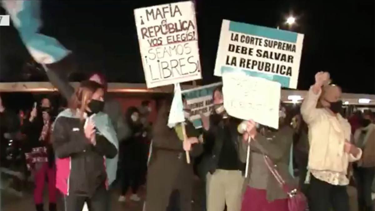 Los vecinos de Pilar protestan contra Lázaro Báez.