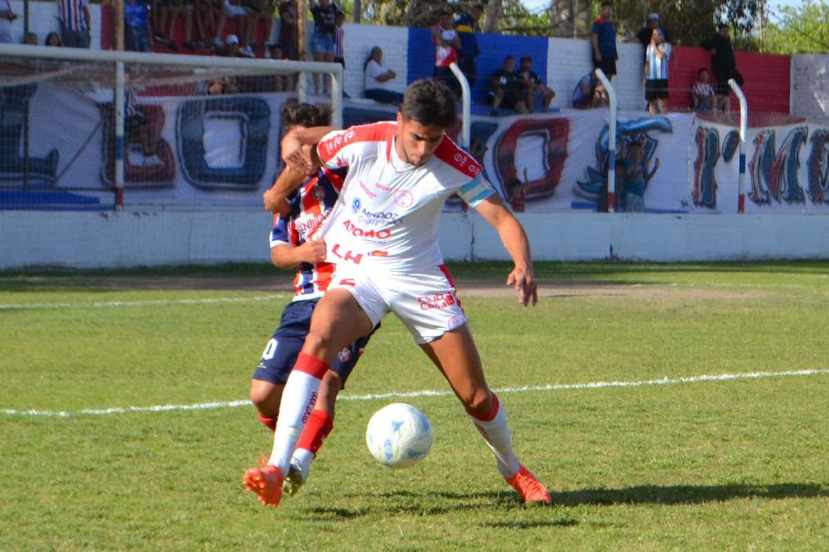 Huracán Las Heras le ganó a Peñarol y definirá su clasificación en la última fecha ante Juventud Unida en el General San Martín. Huracán Las Heras le ganó a Peñarol y definirá su clasificación en la última fecha ante Juventud Unida en el General San Martín.