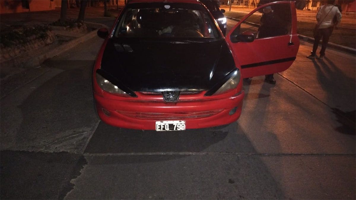 El sospechoso fue detenido cuando circulaba en un Peugeot rojo por el barrio Campo Pappa, de Godoy Cruz.