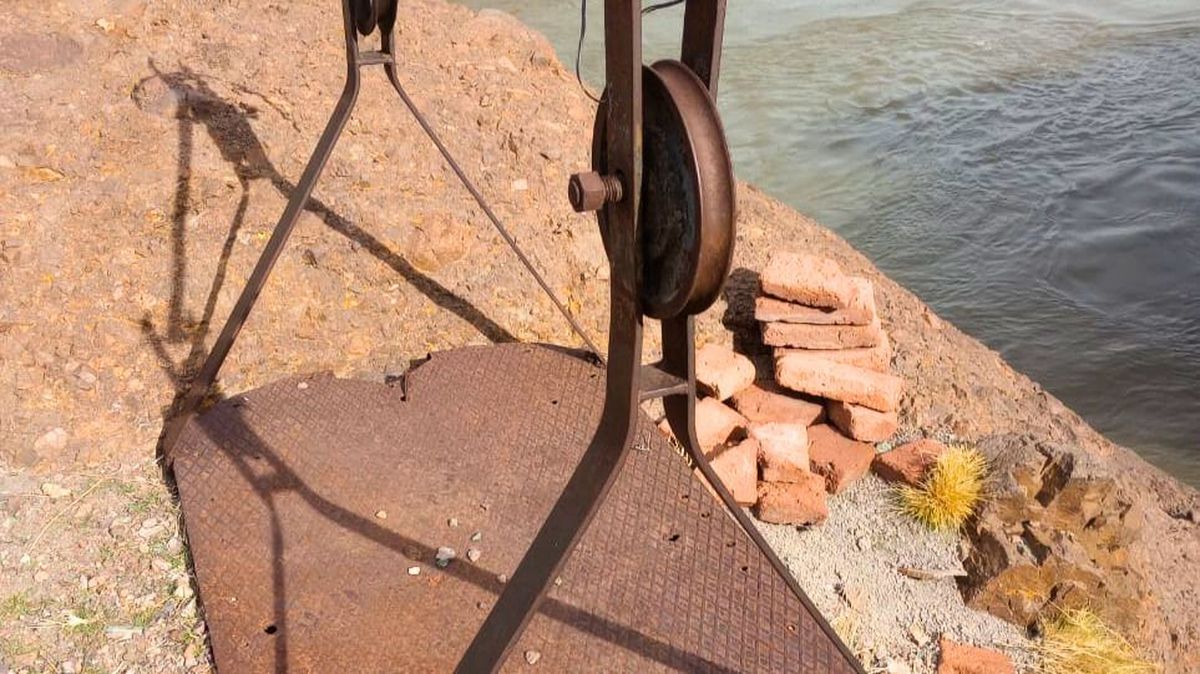 La antigua plancha por donde cruzaba el bisabuelo de Mateo, Cipriano Vázquez. Hoy el sistema sigue siendo precario pero menos peligroso. La antigua plancha por donde cruzaba el bisabuelo de Mateo, Cipriano Vázquez. Hoy el sistema sigue siendo precario pero menos peligroso.