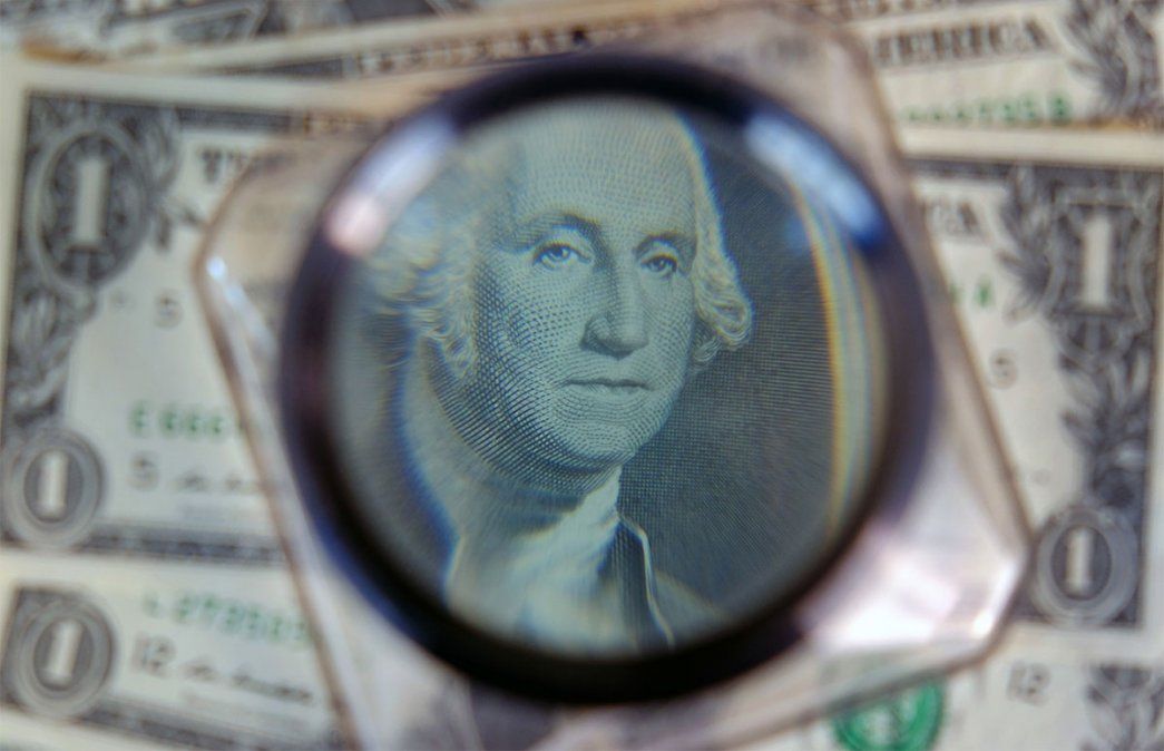 Advierten que las medidas del BCRA sobre la compra de dólares llevará a default a algunas empresas. Foto: NA.&nbsp;