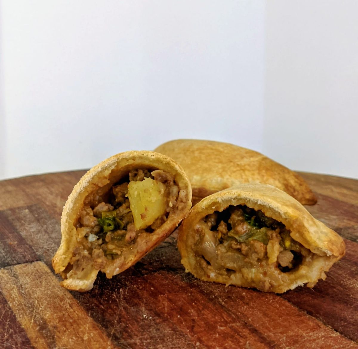 Como distintivo, la empanada salte&ntilde;a lleva papa.