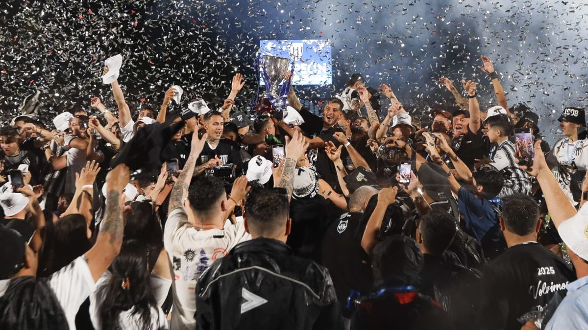 Gimnasia y Esgrima en blanco y negro. No es pasado: es ahora.