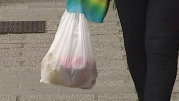 Diseñaron una bolsa de plástico que se disuelve en el agua
