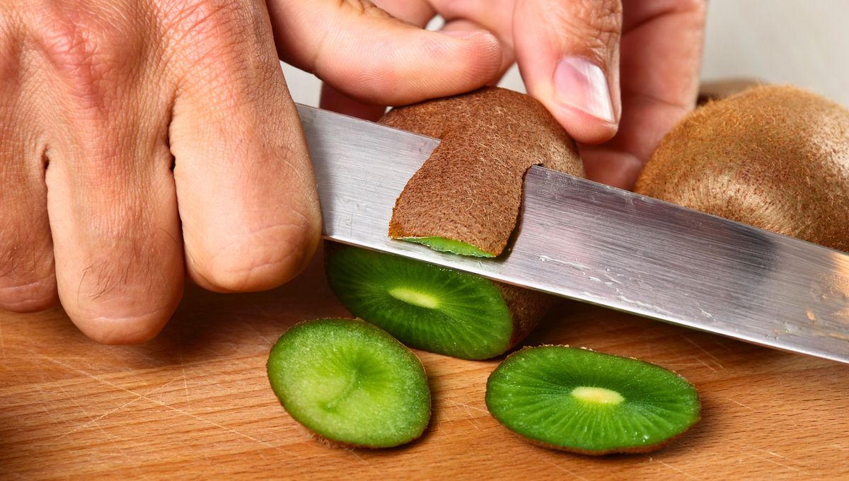 Cuando pelamos el kiwi con cuchillo perdemos mucha pulpa Cuando pelamos el kiwi con cuchillo perdemos mucha pulpa