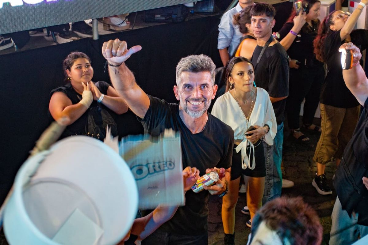 Ulpiano Suarez caminó la Vía Blanca en zapatillas y afirmó que disfrutó más de este modo que si hubiera estado en el palco oficial, como otros años. Ulpiano Suarez caminó la Vía Blanca en zapatillas y afirmó que disfrutó más de este modo que si hubiera estado en el palco oficial, como otros años.