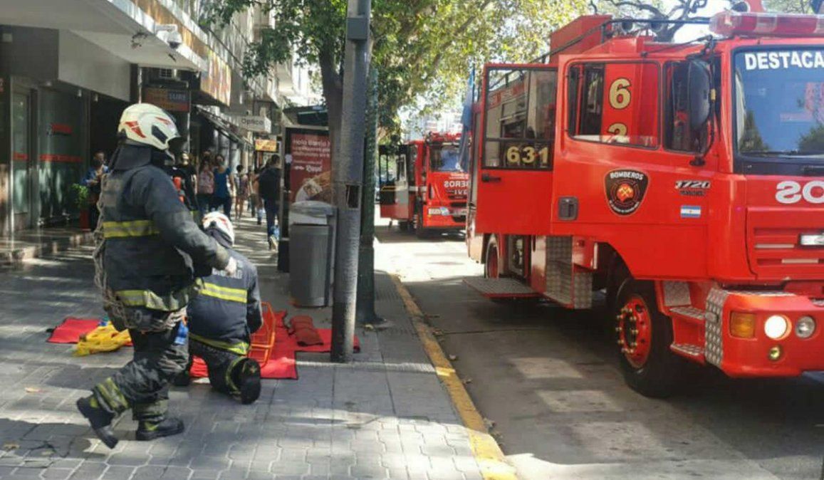 Los bomberos debieron acudir al edificio de Avenida Santa Fe para rescatar el cuerpo de la mujer que murió al caer por el hueco del ascensor al segundo subsuelo de uno de los ascensores del edificio.