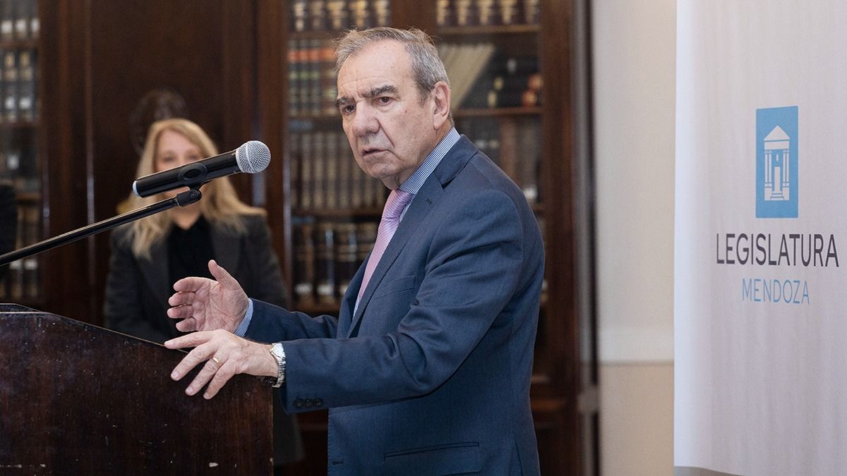 El doctor Francisco Gago en un momento de su discurso al recibir la distinción en la Legislatura provincial. El doctor Francisco Gago en un momento de su discurso al recibir la distinción en la Legislatura provincial.