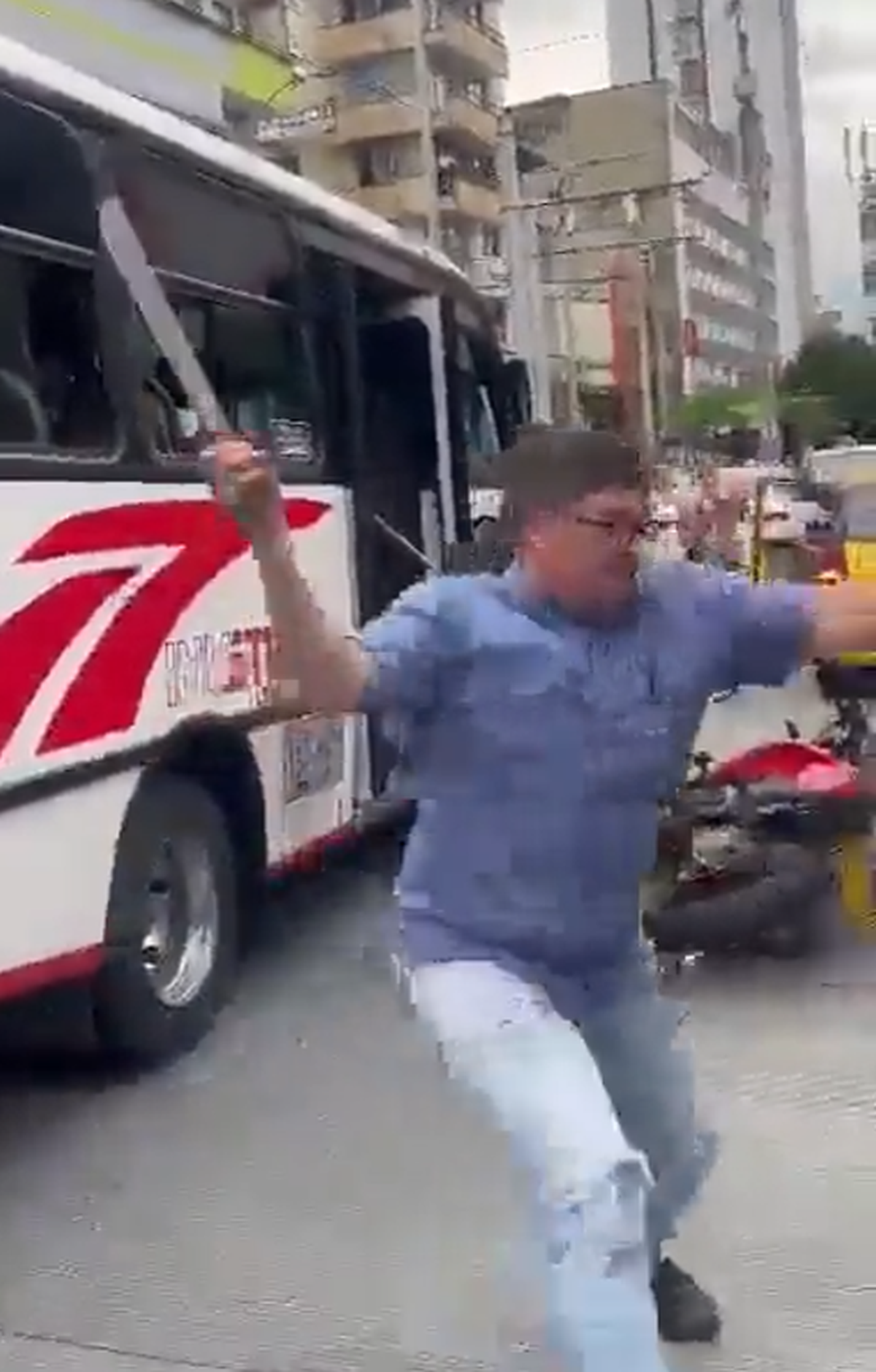 El conductor samurái se hizo viral en Twitter tras la pelea callejera