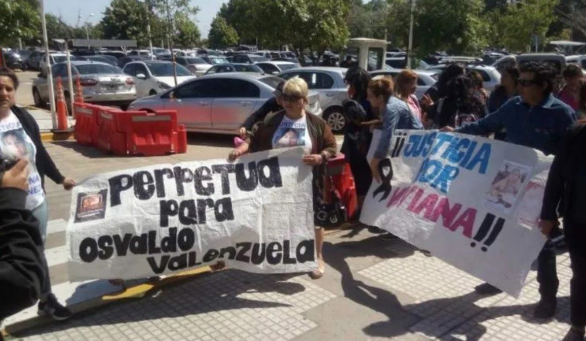 Los familiares y amigos de Vivina Giménez se manifestaron frente a los tribunales de Lomas de Zamora pidiendo la prisión perpetua para el expolicía