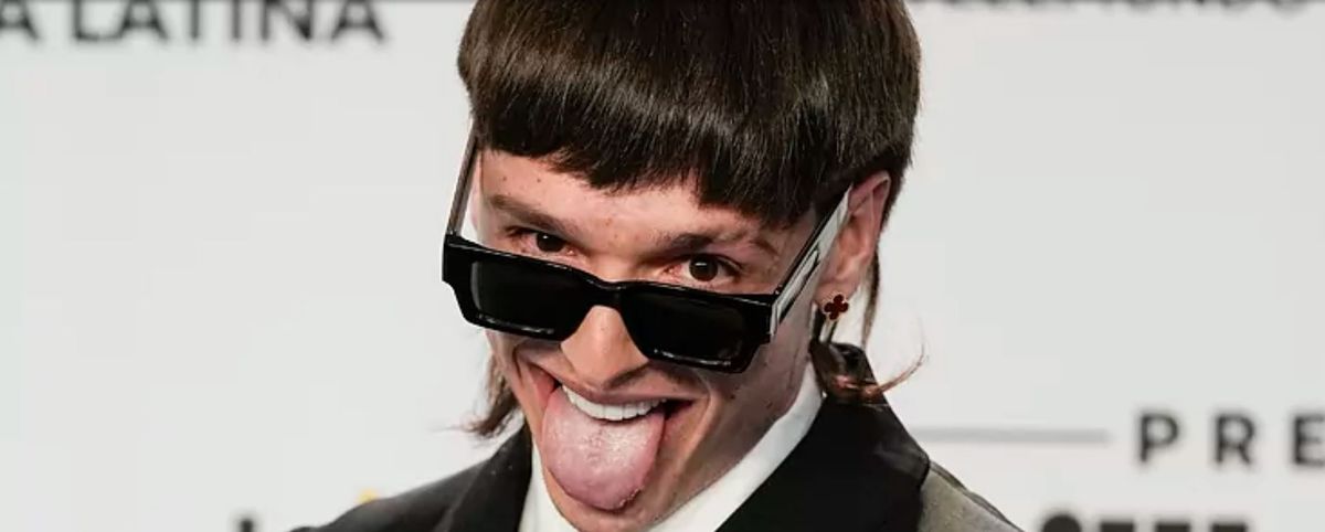 ¿Tomó algo? Peso Pluma fue captado en una rara conducta en un show.