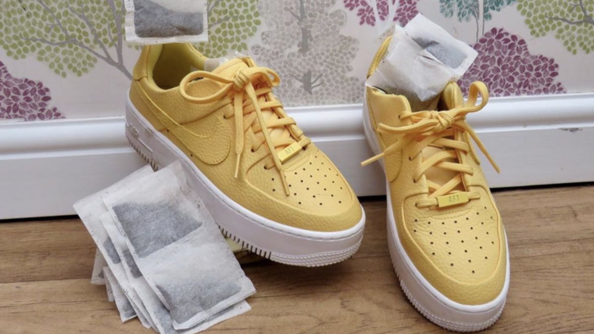 Colocar bolsas de té dentro de los zapatos es uno de los trucos caseros más eficientes.