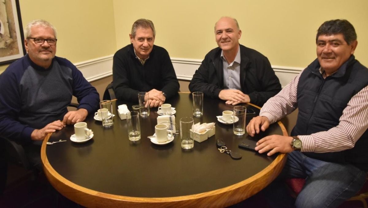 De izquierda a derecha: el precandidato a intendente de Alvear, Oscar Bonnardel; el de San Rafael, Omar Félix; el precandidato a la gobernación Guillermo Carmona y el contendiente por el municipio de Malargüe, José Barro. De izquierda a derecha: el precandidato a intendente de Alvear, Oscar Bonnardel; el de San Rafael, Omar Félix; el precandidato a la gobernación Guillermo Carmona y el contendiente por el municipio de Malargüe, José Barro.