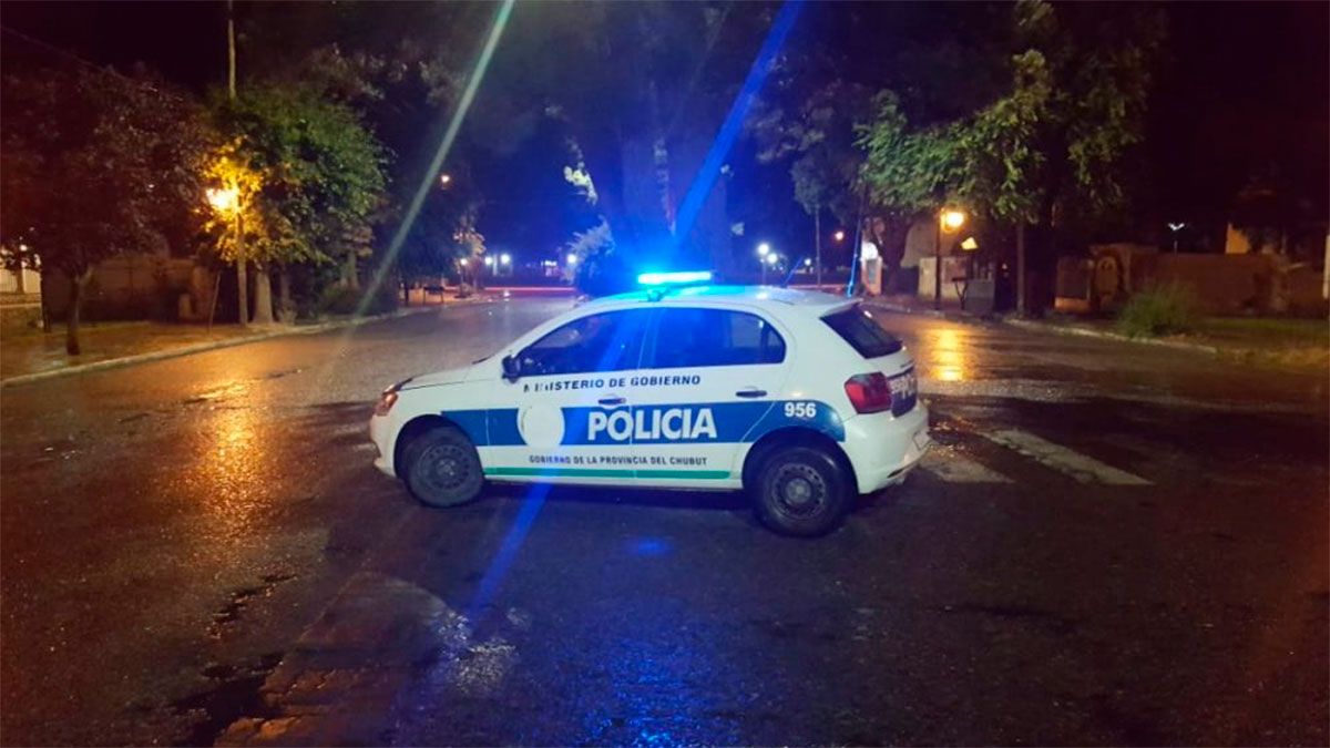 Estaba borracho y le pegó una trompada a una policía en la calle.