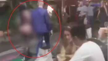 Video: paseó a una mujer en ropa interior y atada a una cadena por una calle colombiana