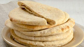 Cómo hacer Pan pita clásico: la receta tierna y suave con 5 ingredientes y en 7 minutos Cómo hacer Pan pita clásico: la receta tierna y suave con 5 ingredientes y en 7 minutos
