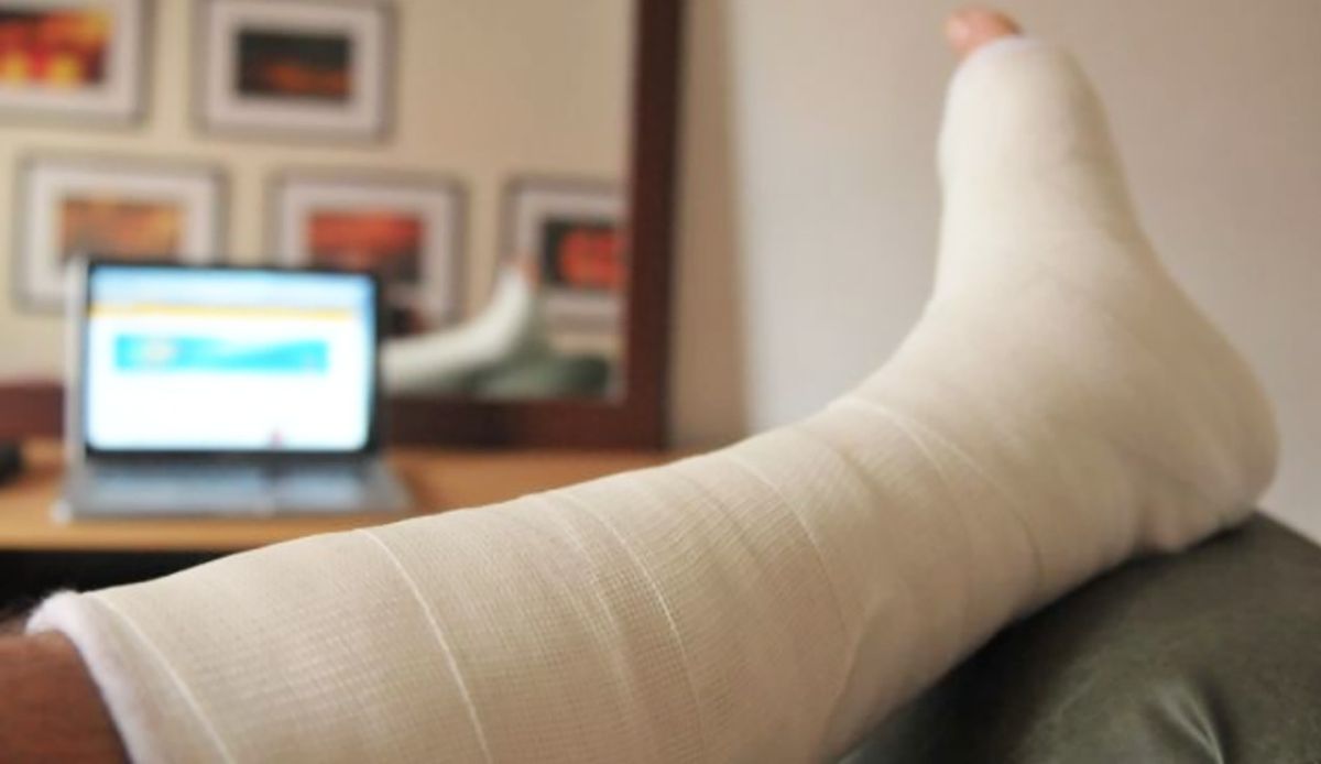 Para ver a la Scaloneta. Venden un yeso trucho para no ir a trabajar y ver el Mundial.