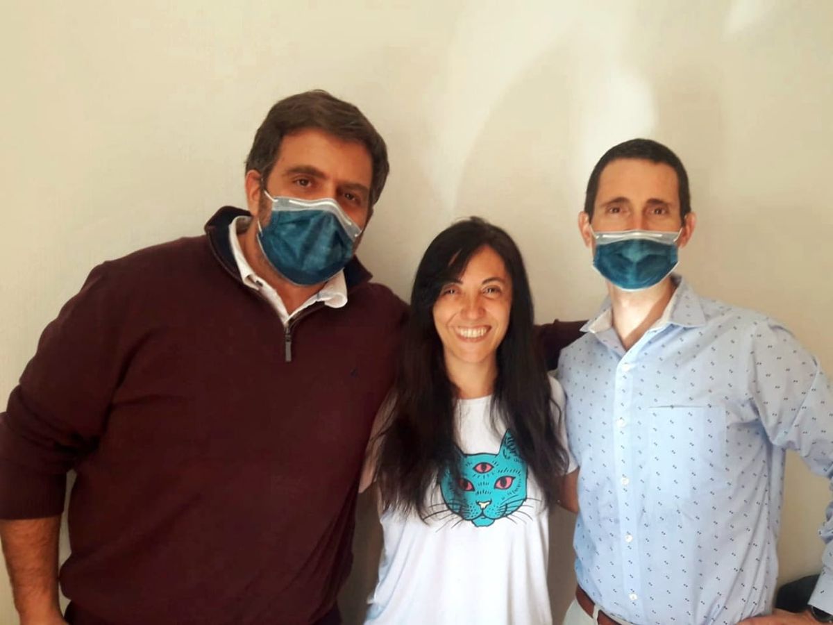 Federico Sánchez (a la izquierda) fue el neurocirujano que operó con éxito a Emi, y el otro es el doctor Rodrigo Santamarina, quien será el médico de cabecera de la joven mamá convaleciente. También integra el equipo que apoya a Coria la doctora Eugenia Sottano, epileptóloga.