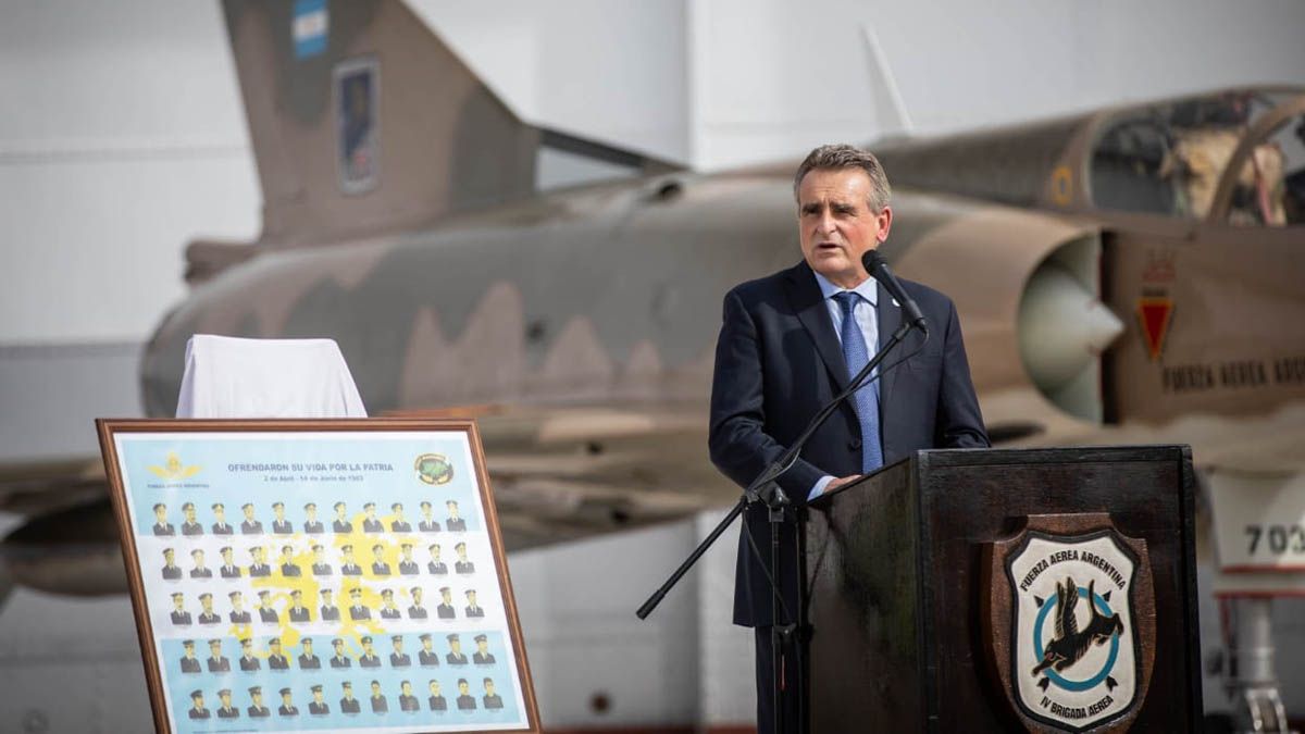 Rossi durante el homenaje que se realizó en la IV Brigada Aérea al bautismo de fuego de la Fuerza Aérea Argentina en Malvinas y aprovechó para criticar indirectamente, los dichos que&nbsp; la ex ministra de Seguridad de Mauricio Macri, Patricia Bulrrich lanzó sobre la ocupación de las islas