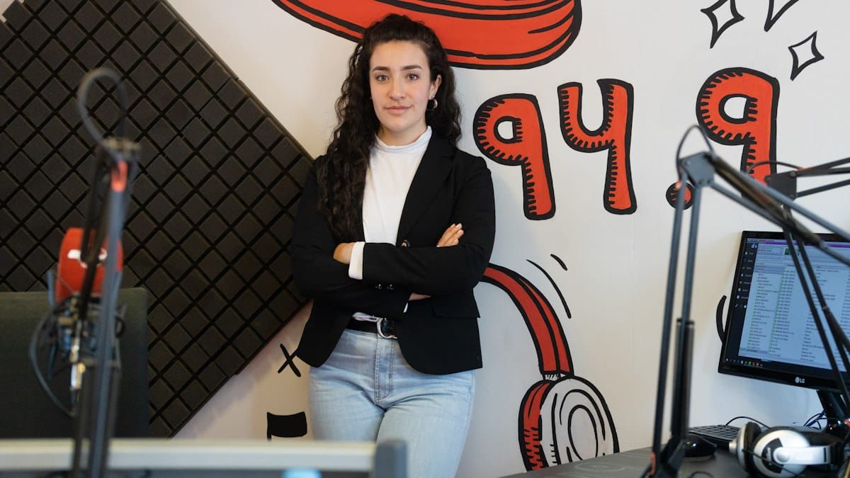 La joven de 22 años conduce las tardes de FM Brava 94.9. La joven de 22 años conduce las tardes de FM Brava 94.9.