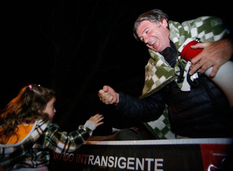 El legislador José Luis Ramón y su frazada, un emblema de la ley de Zona Fría. Ahora Milei quiere eliminar esa norma que beneficiaba a Mendoza.