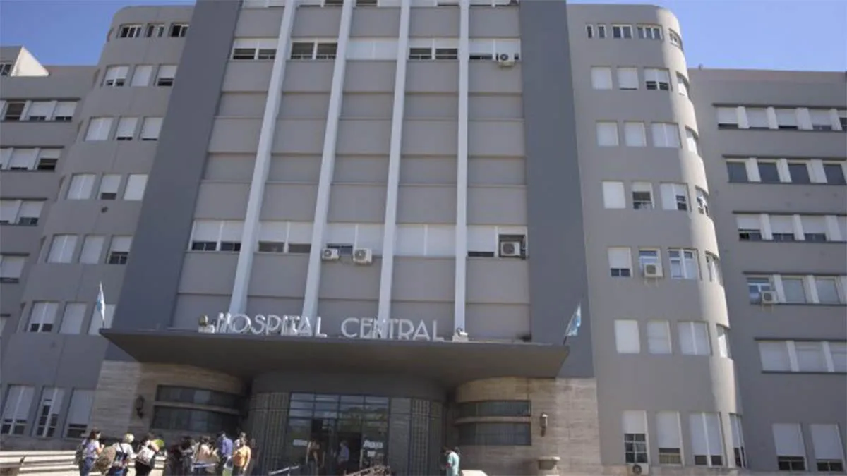 La víctima sufrió una fractura de cráneo y quedó internada en terapia intensiva del Hospital Central. La víctima sufrió una fractura de cráneo y quedó internada en terapia intensiva del Hospital Central.