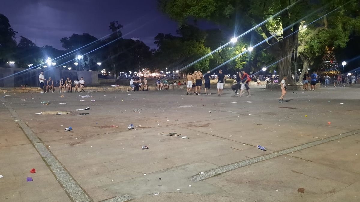 Así quedó la Plaza Independencia luego del banderazo estudiantil Así quedó la Plaza Independencia luego del banderazo estudiantil