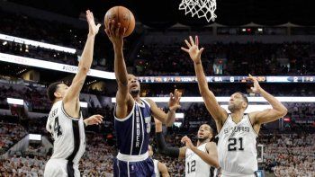 San Antonio perdió ante Oklahoma y la serie está igualada
