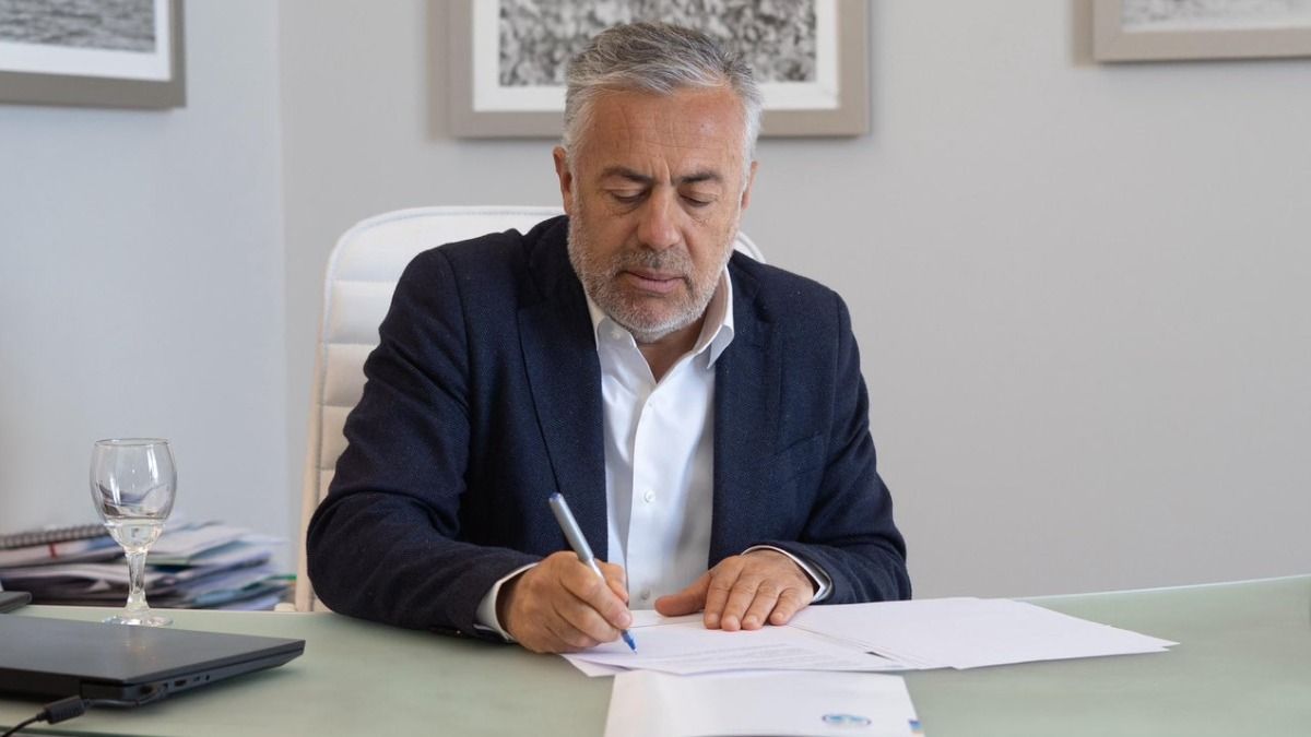 Alfredo Cornejo sigue con atención las encuestas. Imagen ilustrativa.
